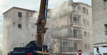 Comienza el derribo del bloque 11 del barrio de San Antón