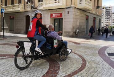 Elx reactiva ‘Amb bici sense edat’ amb passejos gratuïts per a persones majors i amb mobilitat reduïda