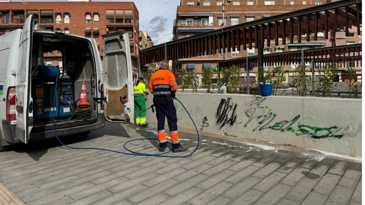 Limpieza realiza más de 300 actuaciones para eliminar grafitis durante el año 2025