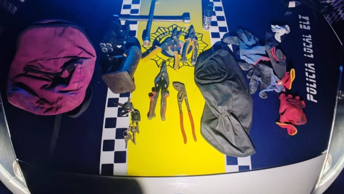 Detingut per robatori amb força en una finca de la Marina