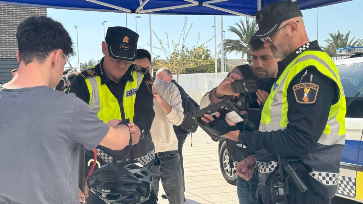 Ayuntamiento y Policía Local impulsan en el IES Vicente Verdú la formación sobre el uso de patinetes