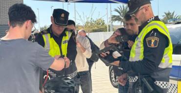 Ayuntamiento y Policía Local impulsan en el IES Vicente Verdú la formación sobre el uso de patinetes