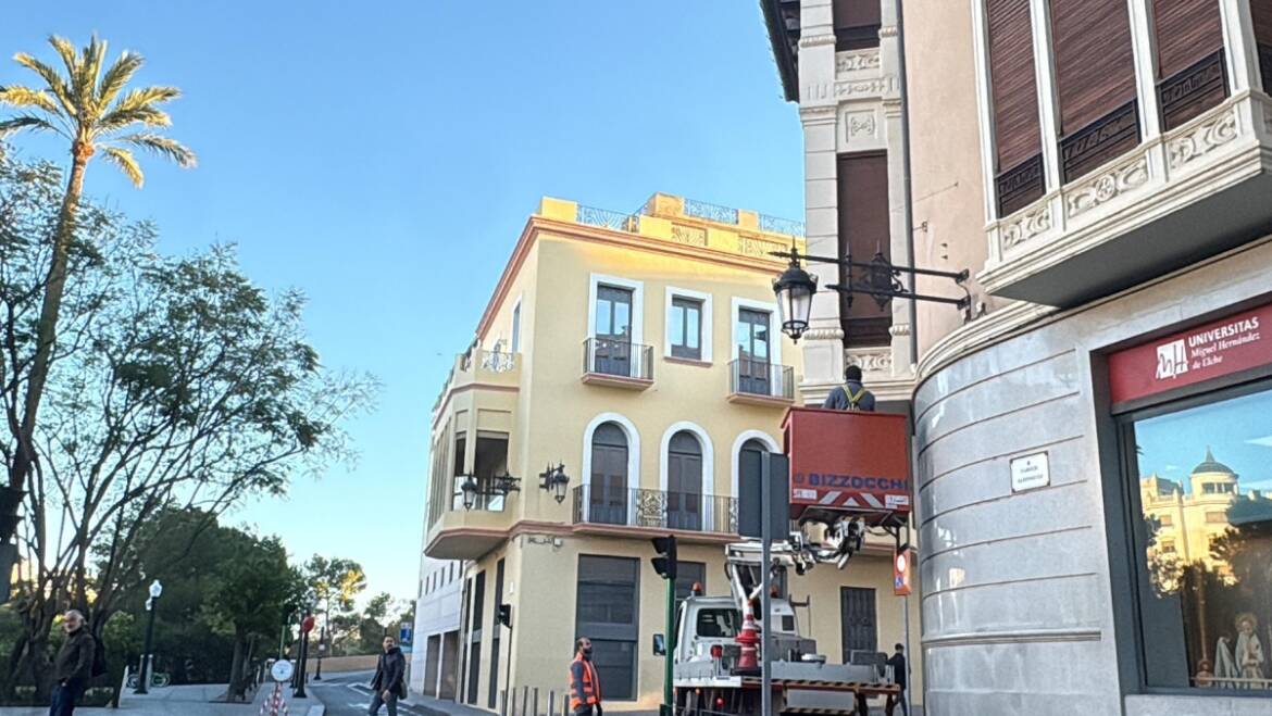 Elche avanza en el plan de retirada de cableado de sus calles