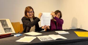 La Carátula cede su fondo documental a la Biblioteca Pedro Ibarra para preservar la memoria teatral ilicitana