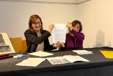 La Carátula cede su fondo documental a la Biblioteca Pedro Ibarra para preservar la memoria teatral ilicitana