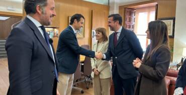 Elche y Torrevieja refuerzan lazos y reivindican mejoras en infraestructuras al Ministerio