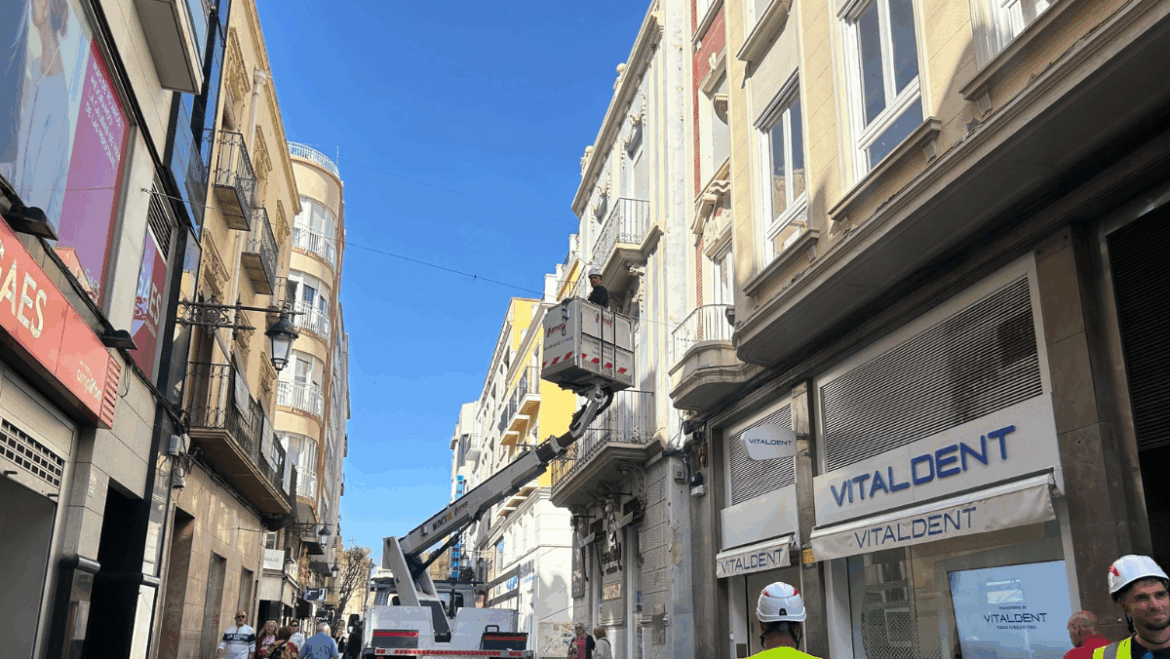 Comienza la instalación de toldos vela para dotar de sombra a las calles comerciales en los meses de calor