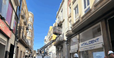 Comienza la instalación de toldos vela para dotar de sombra a las calles comerciales en los meses de calor