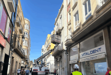 Comienza la instalación de toldos vela para dotar de sombra a las calles comerciales en los meses de calor