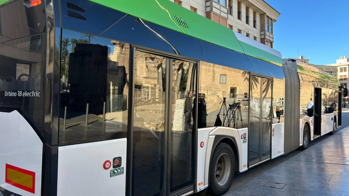Elx realitza proves amb autobusos elèctrics articulats per a reforçar les línies amb major demanda