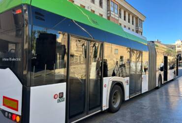Elx realitza proves amb autobusos elèctrics articulats per a reforçar les línies amb major demanda
