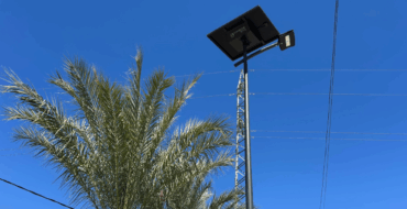 El Ayuntamiento mejora la iluminación en Peña de las Águilas con nuevas farolas solares