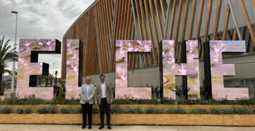 Elche avanza en innovación con nuevas pantallas inteligentes y letras digitales de la ciudad