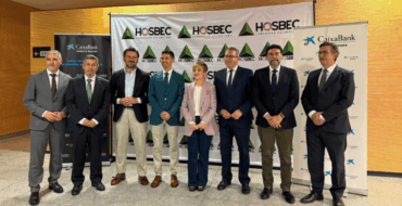 Elche reivindica mejoras en la conexión ferroviaria del aeropuerto en la Asamblea General de Hosbec