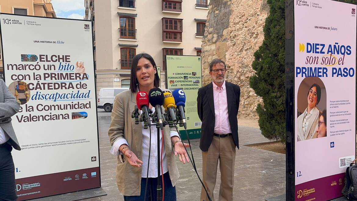 La plaça de Santa Isabel acull una exposició pel X aniversari de la Càtedra de Discapacitat