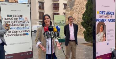 La plaza de Santa Isabel acoge una exposición por el X aniversario de la Cátedra de Discapacidad