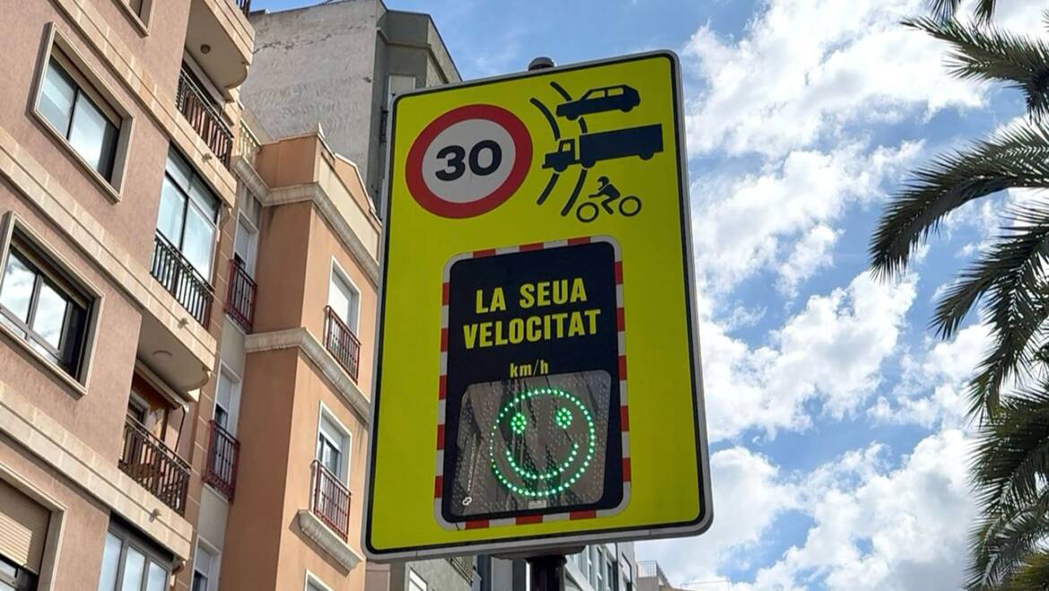 Elche instalará nuevos paneles de control de velocidad en entornos educativos