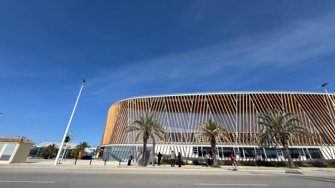 Elche incorpora nuevas paradas de autobús junto al Pabellón Sara Marín y María Díez