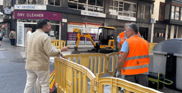 El Ayuntamiento continúa el plan de arbolado en el entorno de la calle Maestro Serrano