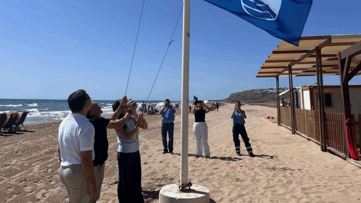 Elche inicia la temporada de verano en sus playas con el izado de banderas azules