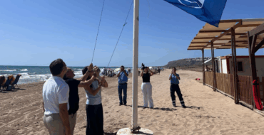 Elche inicia la temporada de verano en sus playas con el izado de banderas azules