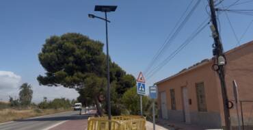 El Ayuntamiento instala nuevas farolas solares en el camino que une La Marina con el camping