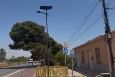 El Ayuntamiento instala nuevas farolas solares en el camino que une La Marina con el camping