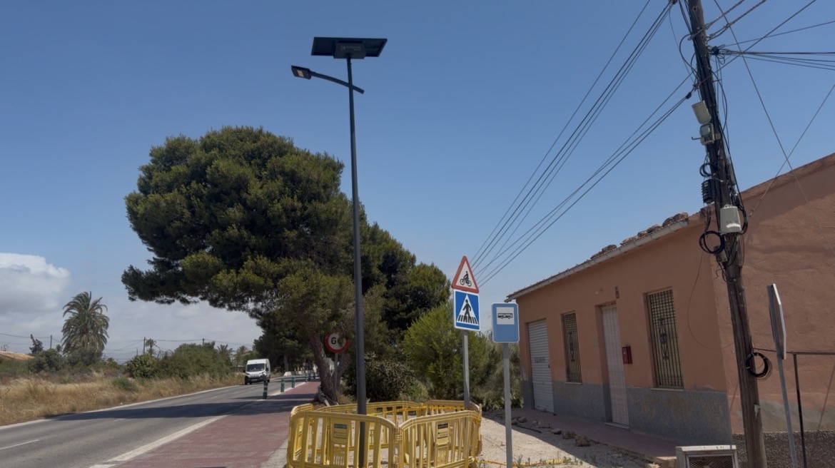 L’Ajuntament instal·la nous fanals solars en el camí que unix la Marina amb el càmping