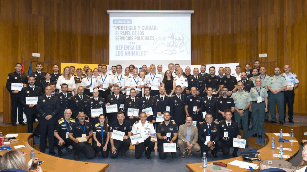 La UEAM de la Policía Local de Elche recibe un galardón por sus buenas prácticas en protección animal