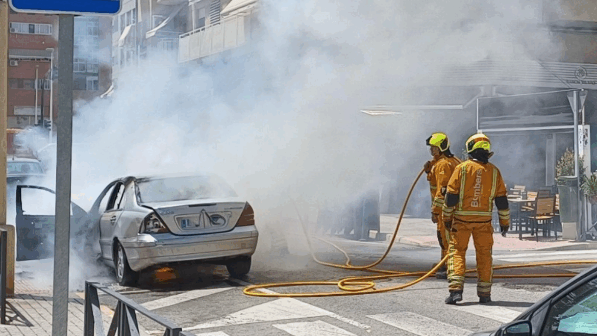 Un incendi calcina un vehicle en un accés a les pistes del poliesportiu El Pla sense causar ferits