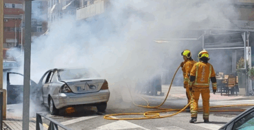 Un incendio calcina un vehículo en un acceso a las pistas del Polideportivo El Pla sin causar herido