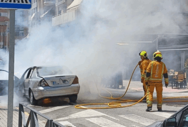 Un incendio calcina un vehículo en un acceso a las pistas del Polideportivo El Pla sin causar herido
