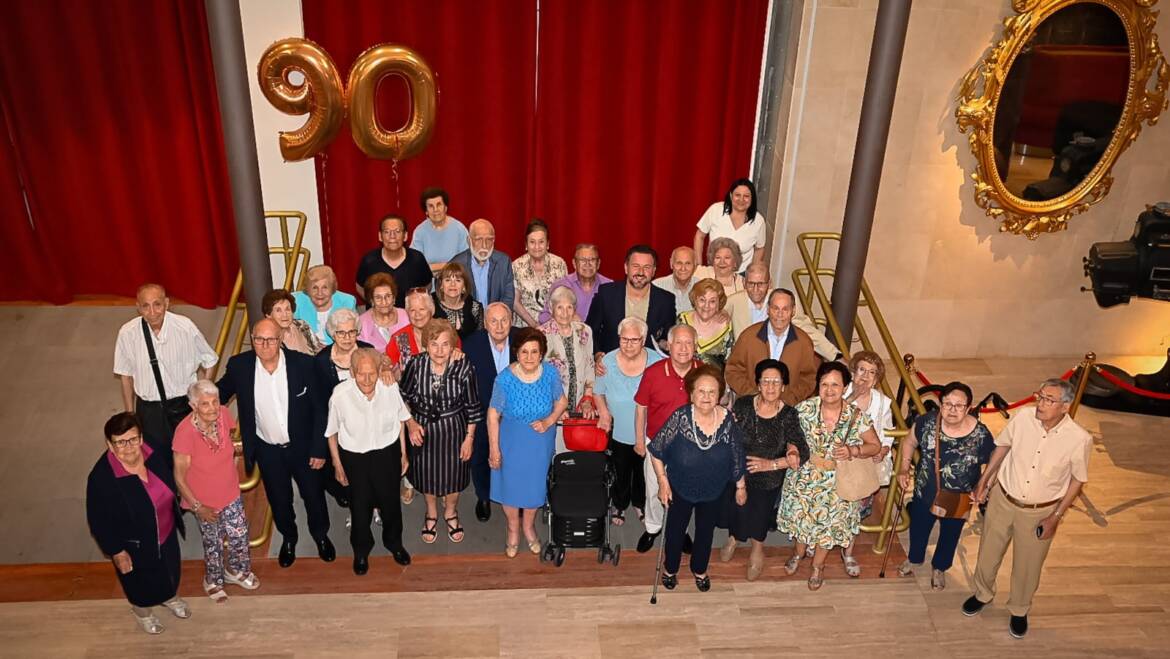 Elche rinde homenaje a 26 mayores de 90 años en una gala tributo
