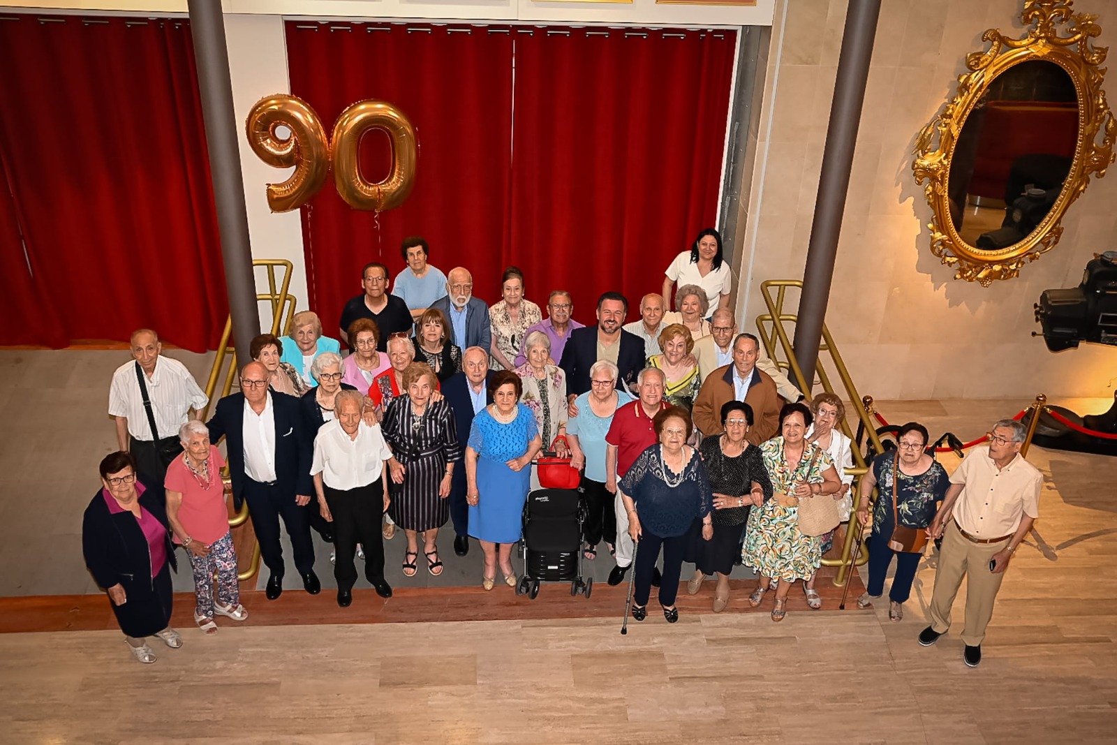 Elx ret homenatge a 26 majors de 90 anys en una gala tribut