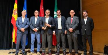 Elche recibe la ‘Escoba de Platino’ por su limpieza urbana y la implantación del contenedor marrón