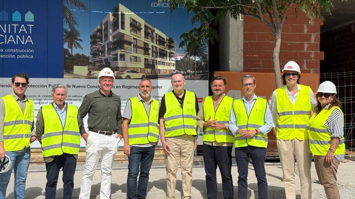 El alcalde y el Secretario Autonómico de Vivienda visitan las obras de las 76 viviendas de alquiler asequible de Travalón