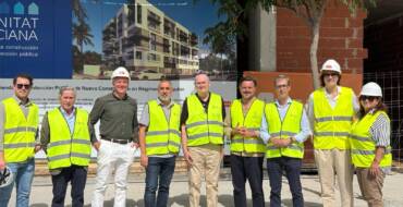 El alcalde y el Secretario Autonómico de Vivienda visitan las obras de las 76 viviendas de alquiler asequible de Travalón