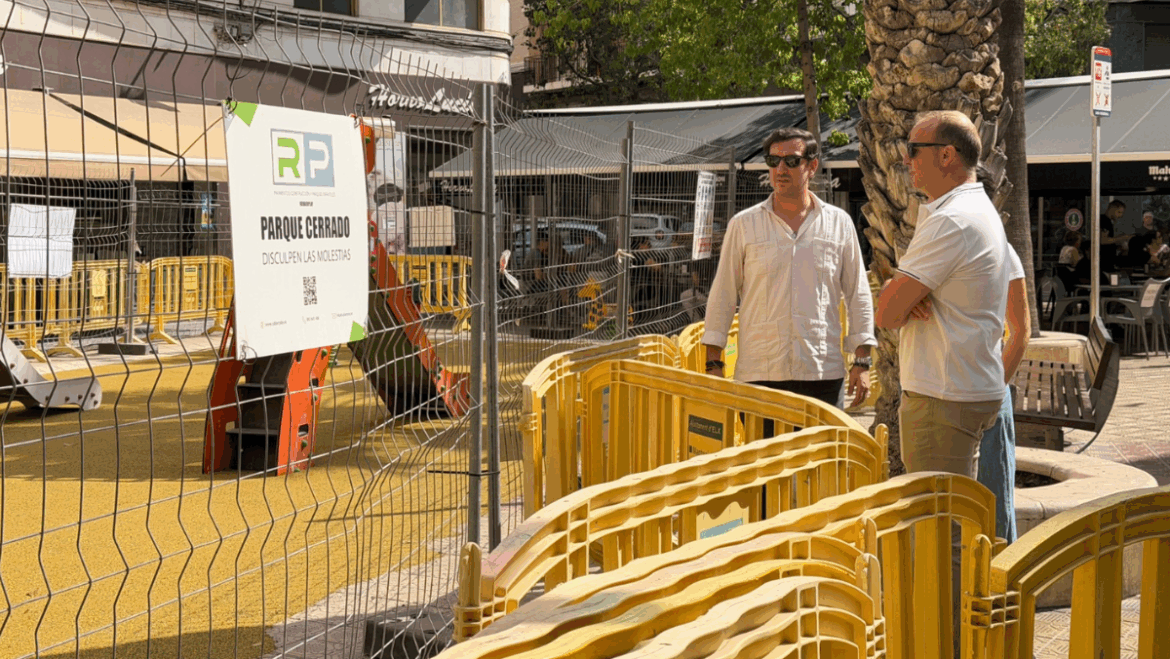 El Ayuntamiento comienza la renovación de parques infantiles en casco urbano y pedanías