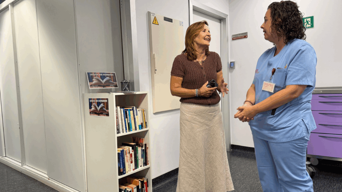 El Ayuntamiento dona un centenar de libros al Hospital del Vinalopó para fomentar la lectura entre los pacientes