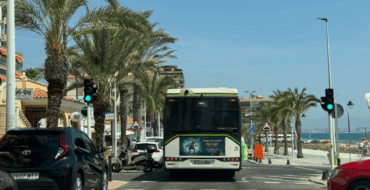 Elche pone en marcha las líneas de autobuses especiales de playas para los meses de julio y agosto