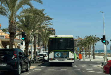 Elche pone en marcha las líneas de autobuses especiales de playas para los meses de julio y agosto