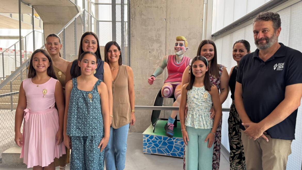 El ninot indultado en la Hoguera del Raval ya luce en el Pabellón Sara Marín y María Díez