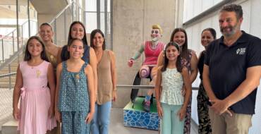 El ninot indultado en la Hoguera del Raval ya luce en el Pabellón Sara Marín y María Díez