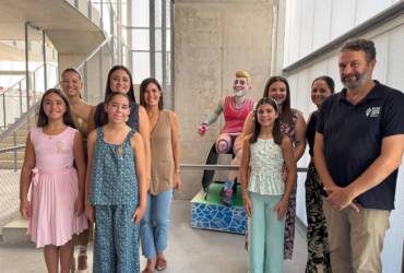 El ninot indultado en la Hoguera del Raval ya luce en el Pabellón Sara Marín y María Díez