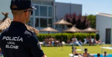 La Policía Local de Elche detiene a un hombre por presuntos tocamientos a menores en las piscinas del Toscar