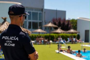 La Policía Local de Elche detiene a un hombre por presuntos tocamientos a menores en las piscinas del Toscar