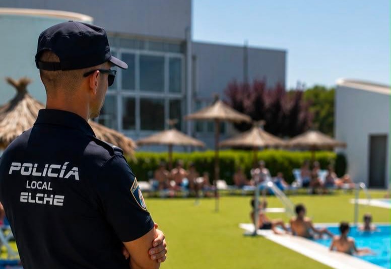 La Policía Local de Elche detiene a un hombre por presuntos tocamientos a menores en las piscinas del Toscar