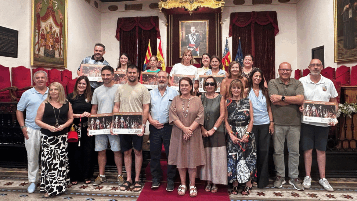 Farmacia de Las Bayas y Calzados y Complementos Fini ganan el concurso de escaparates Fiestas de Elche