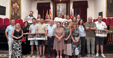 Farmacia de Las Bayas y Calzados y Complementos Fini ganan el concurso de escaparates Fiestas de Elche