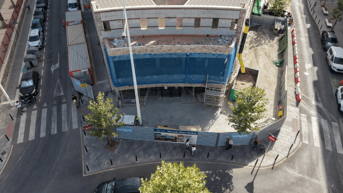Las obras de reforma integral de los mercados de Plaza Madrid y Barcelona continúan con demoliciones